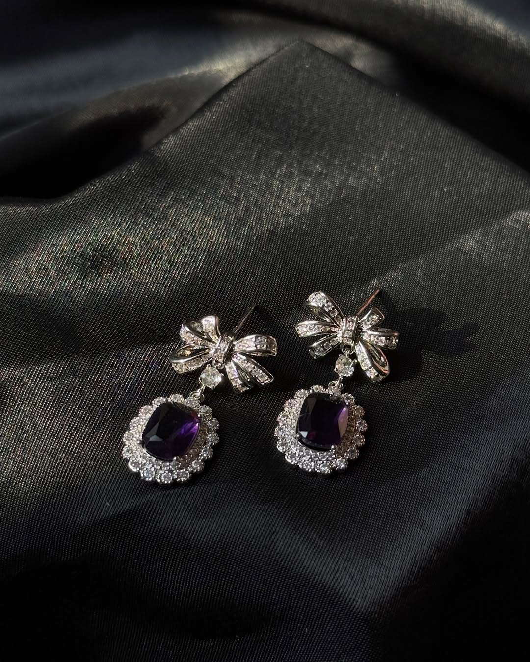 Queen line Bow Drops